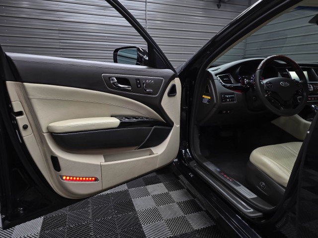 Used 2015 Kia K900 Premium w/ Interior Highline Package RWD image 34