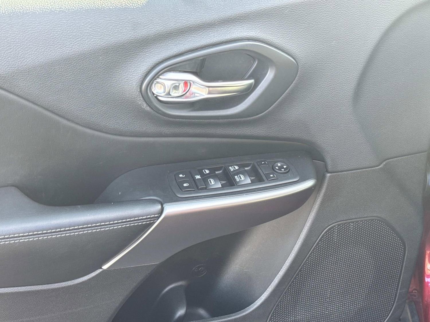 Used 2019 Jeep Cherokee Latitude Plus image 25