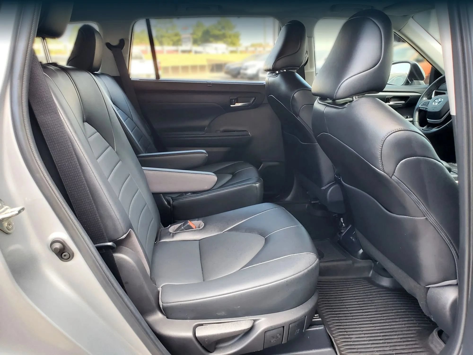 Used 2022 Toyota Highlander XLE FWD image 4