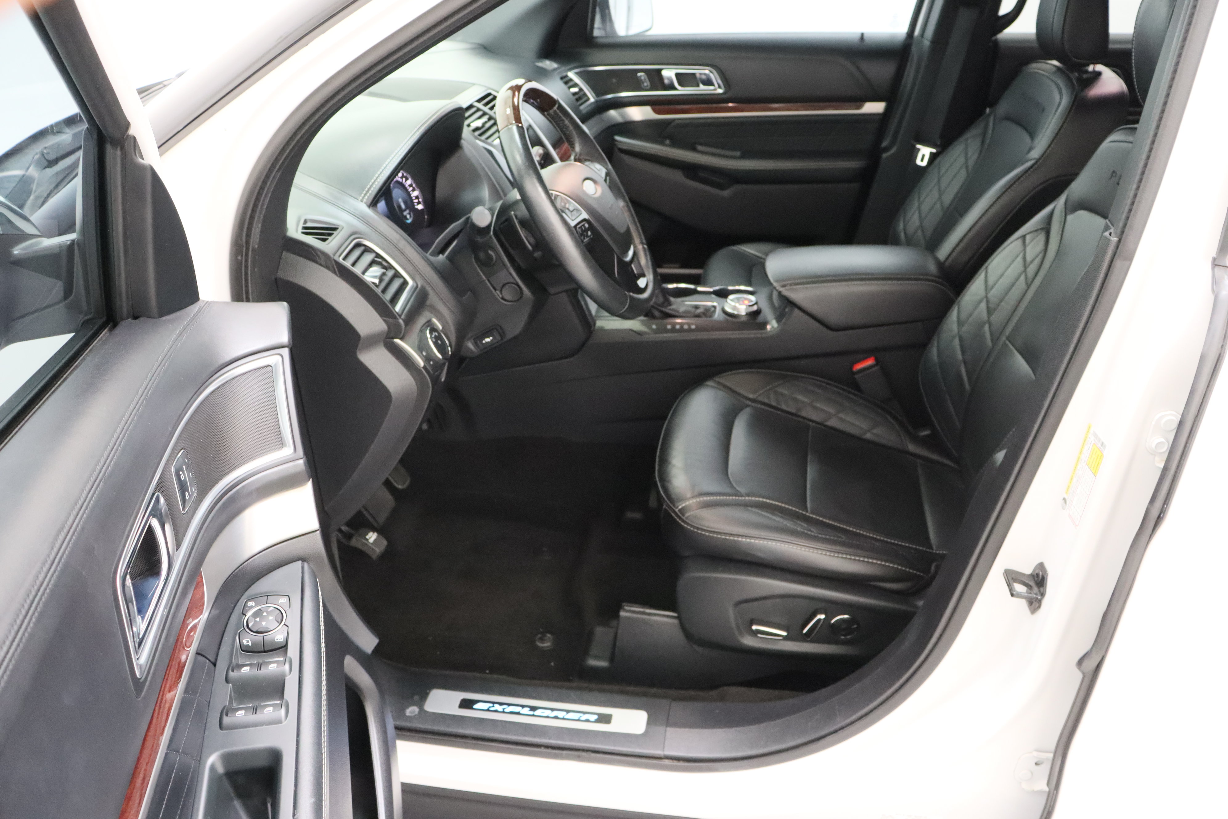 Used 2018 Ford Explorer Platinum AWD/4WD image 14