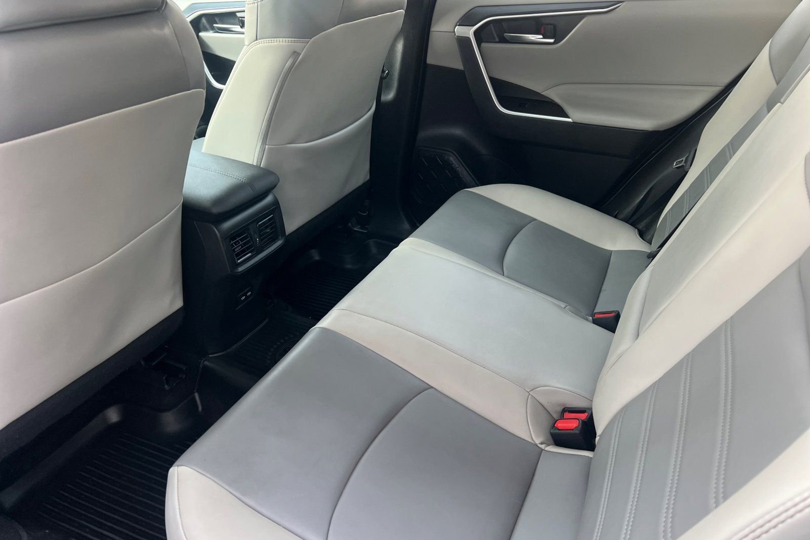 Used 2022 Toyota RAV4 XLE Premium image 12