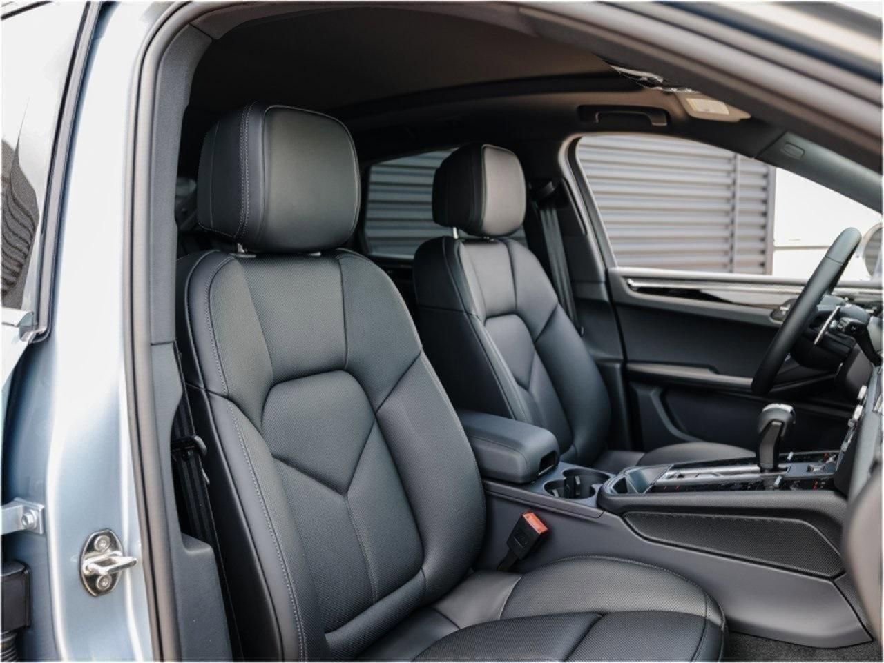 Certified 2025 Porsche Macan AWD/4WD image 28
