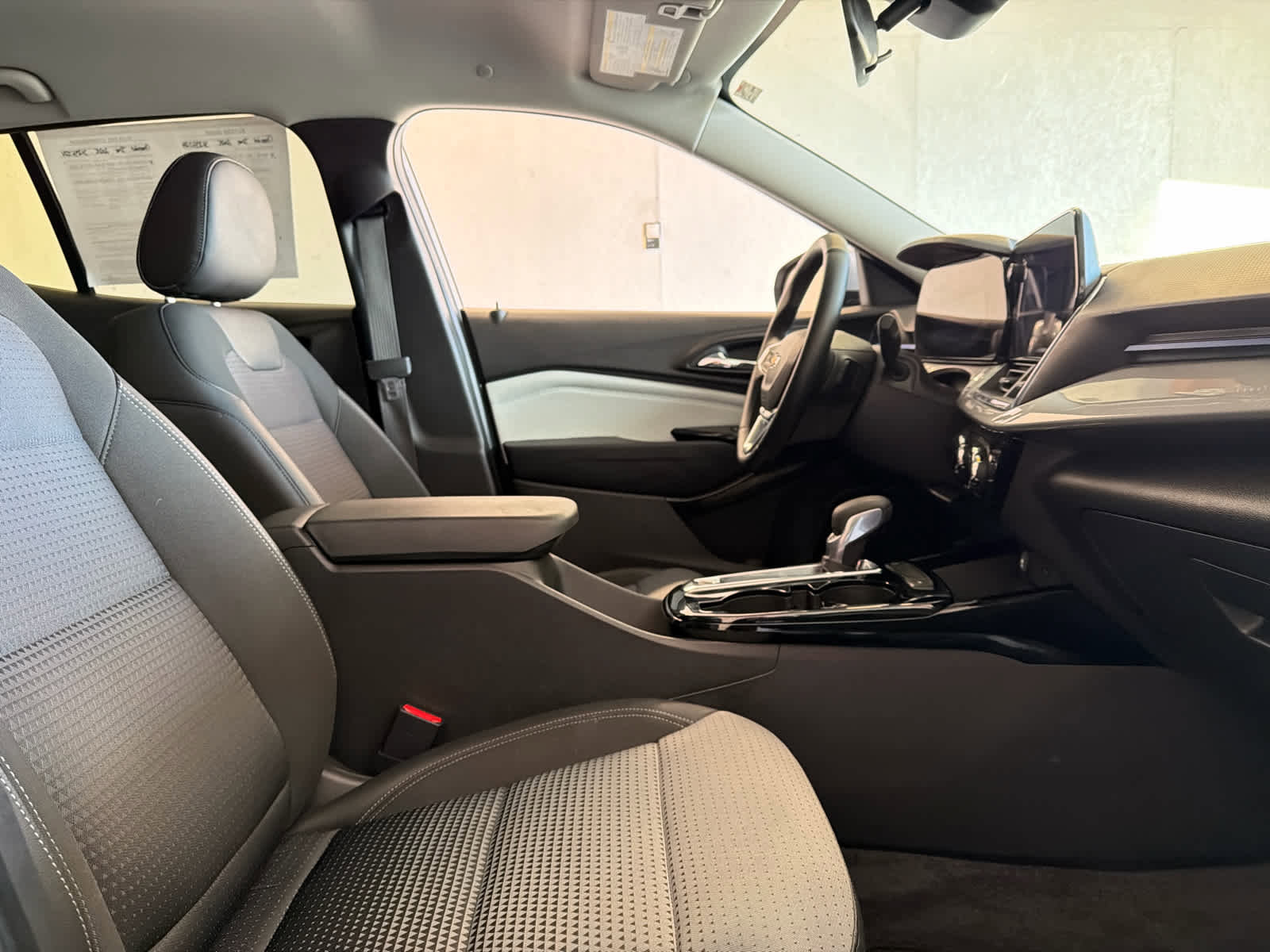 Used 2025 Chevrolet Trax LT w/ LT Convenience Package image 24