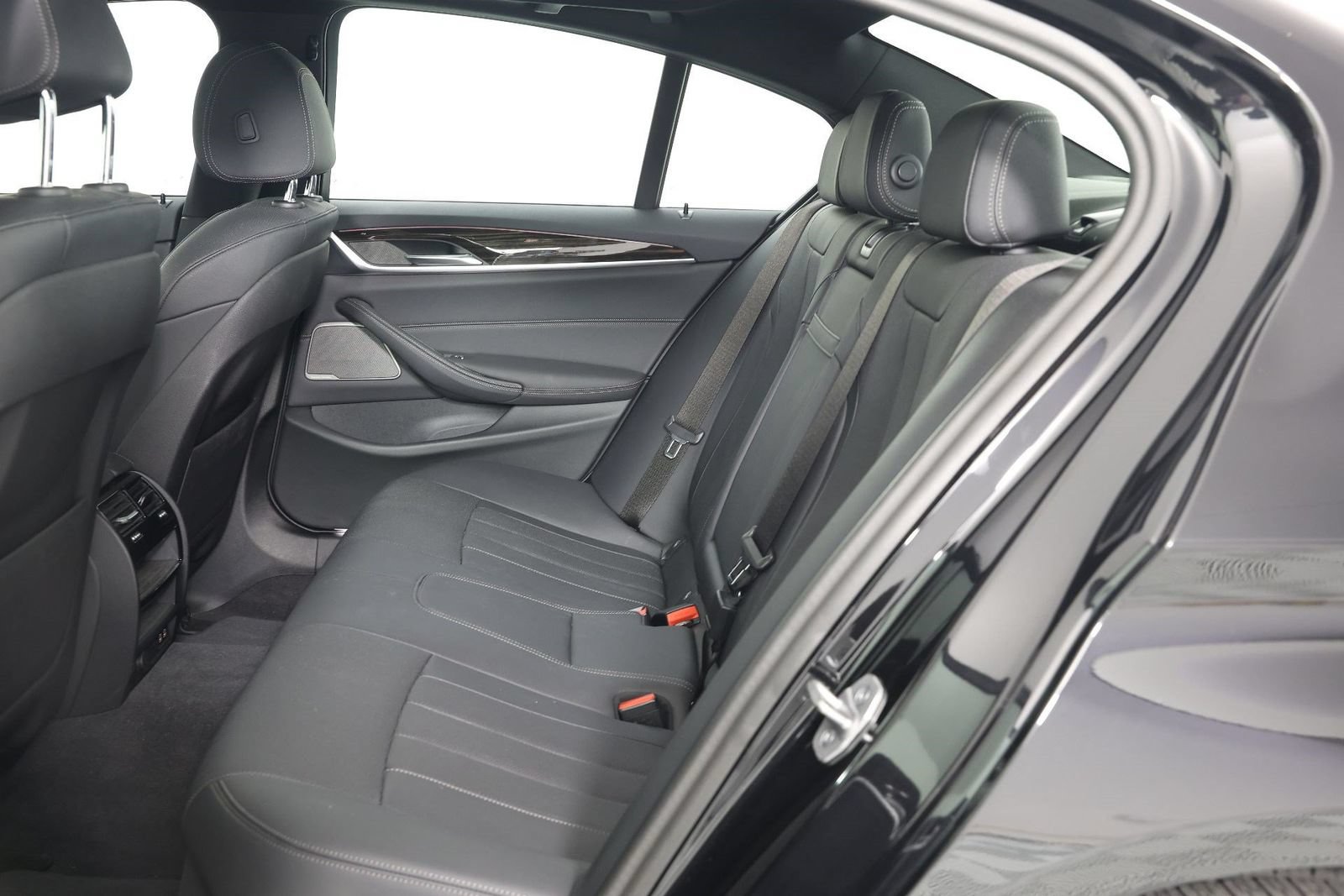 Used 2023 BMW 540i w/ Premium Package RWD image 32