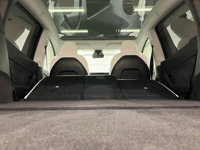 Used 2022 Tesla Model Y Long Range image 35