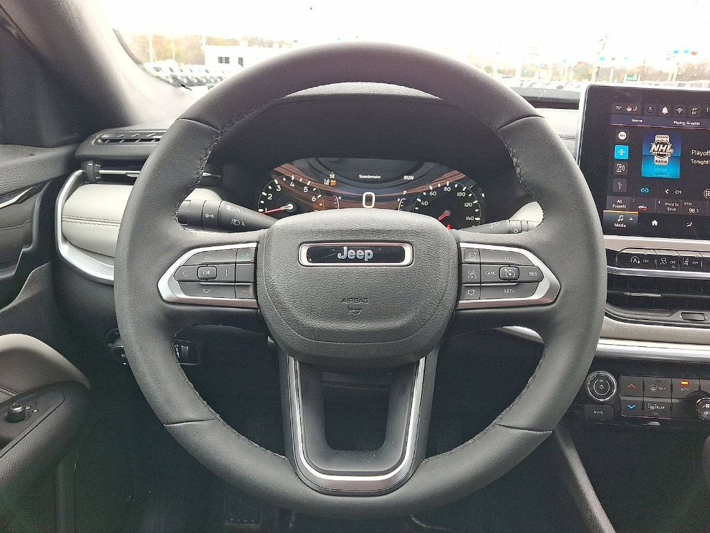 Used 2025 Jeep Compass Limited AWD/4WD image 16