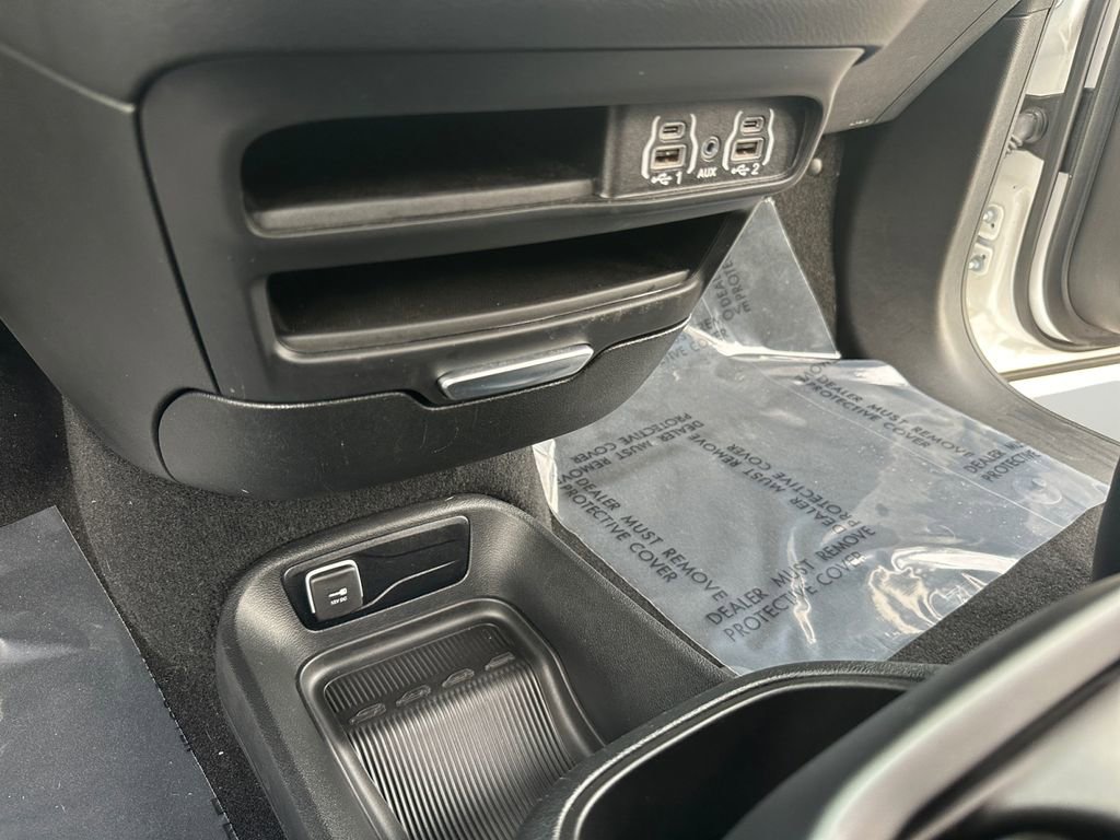 Used 2025 Chrysler Pacifica Select FWD image 18