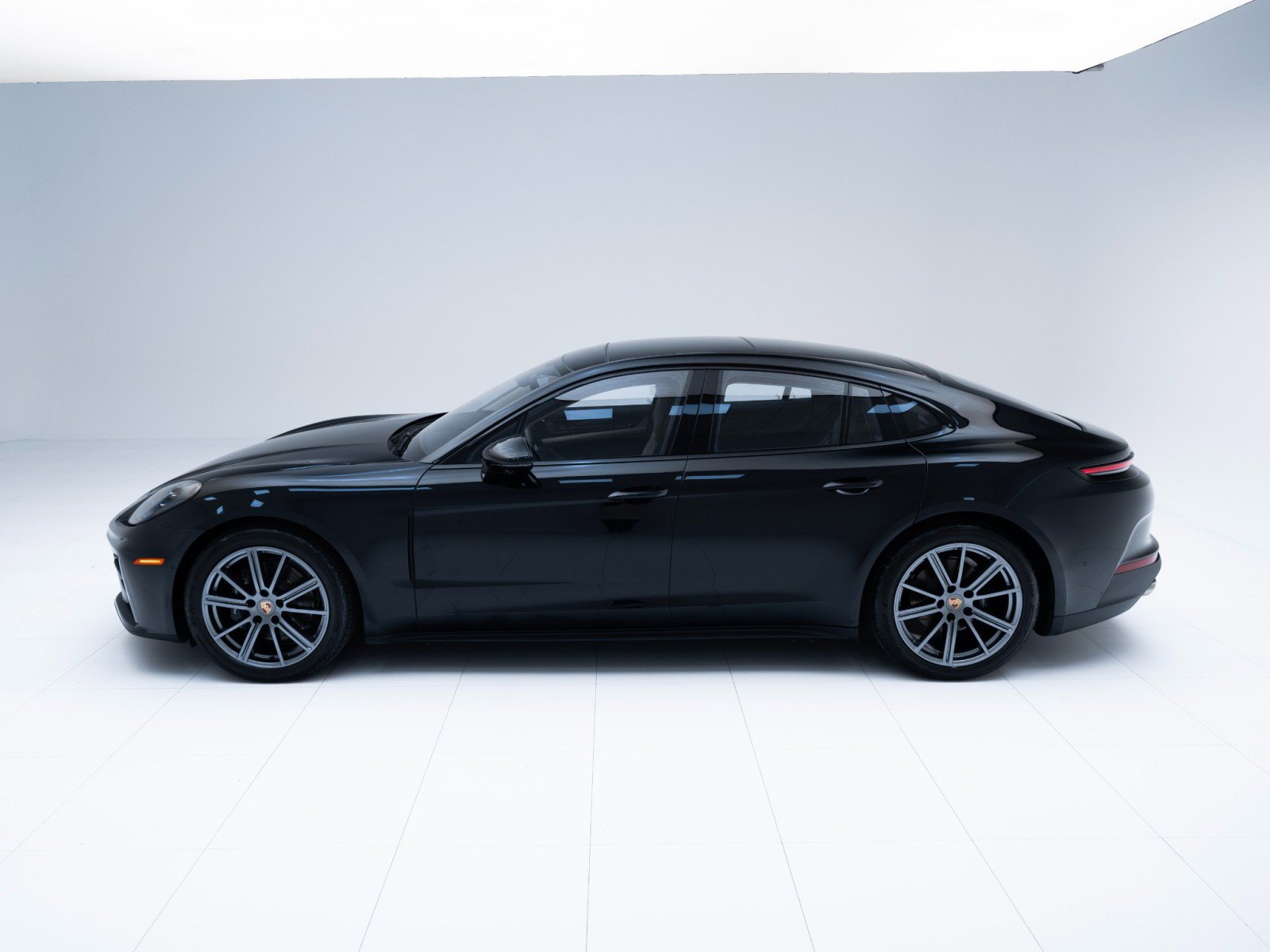 Certified 2025 Porsche Panamera 4 image 2