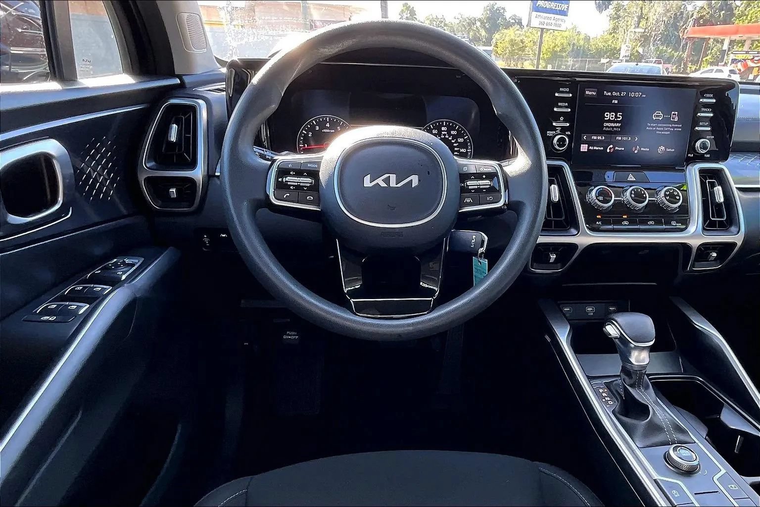 Used 2023 Kia Sorento LX FWD image 5