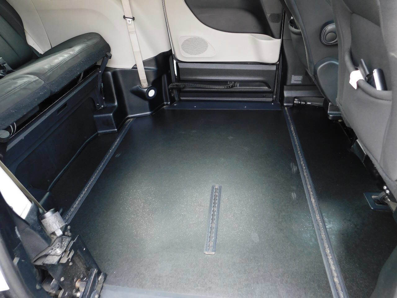 Used 2022 Chrysler Voyager LX image 6