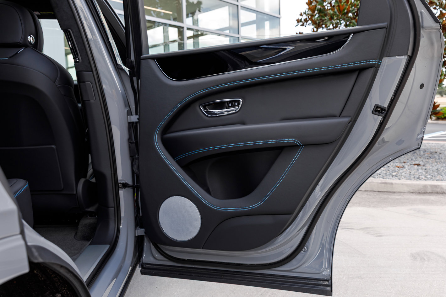 Used 2024 Bentley Bentayga image 32