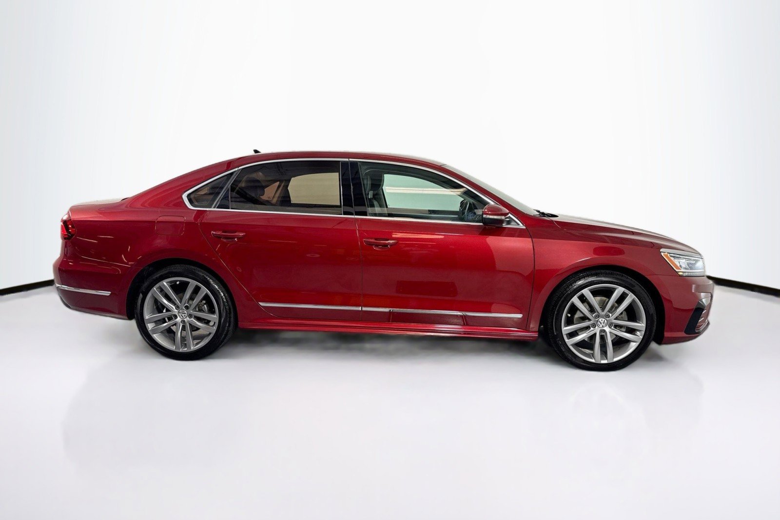 Used 2017 Volkswagen Passat 1.8T R-Line w/ R-Line Lighting Package FWD image 4