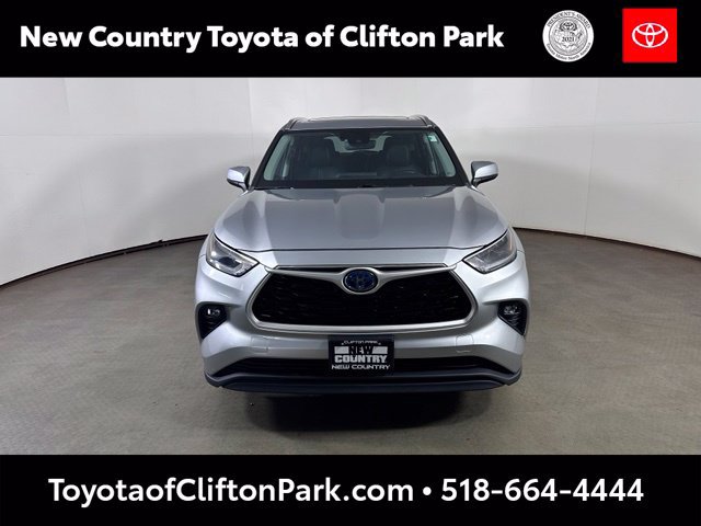 Used 2021 Toyota Highlander XLE AWD/4WD image 2