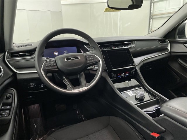 Used 2024 Jeep Grand Cherokee Laredo image 18