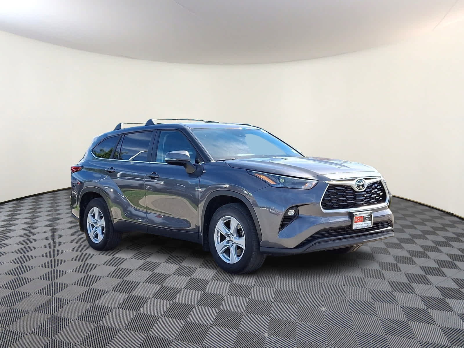Used 2023 Toyota Highlander LE AWD/4WD image 4