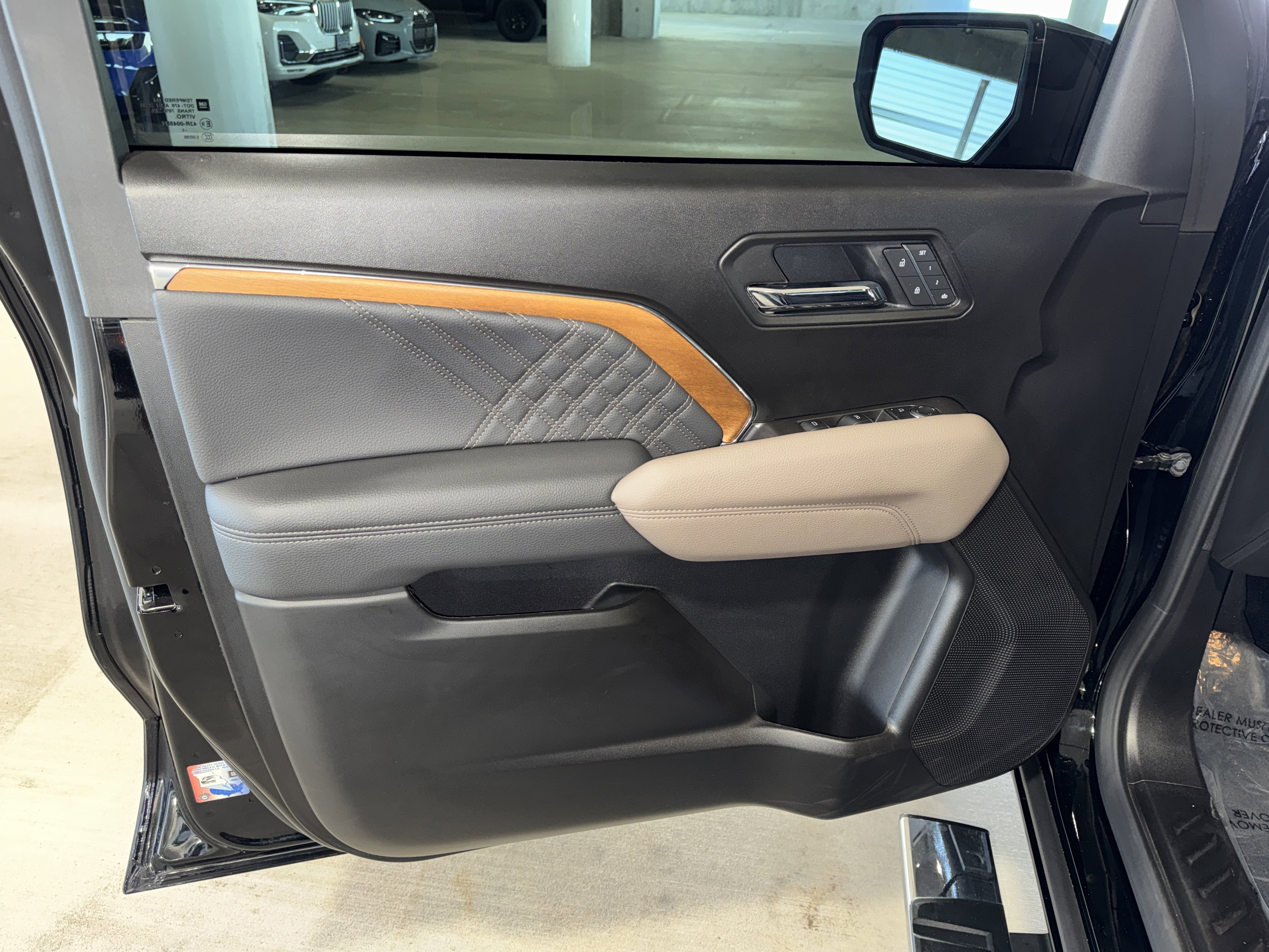 Used 2025 GMC Canyon Denali image 16