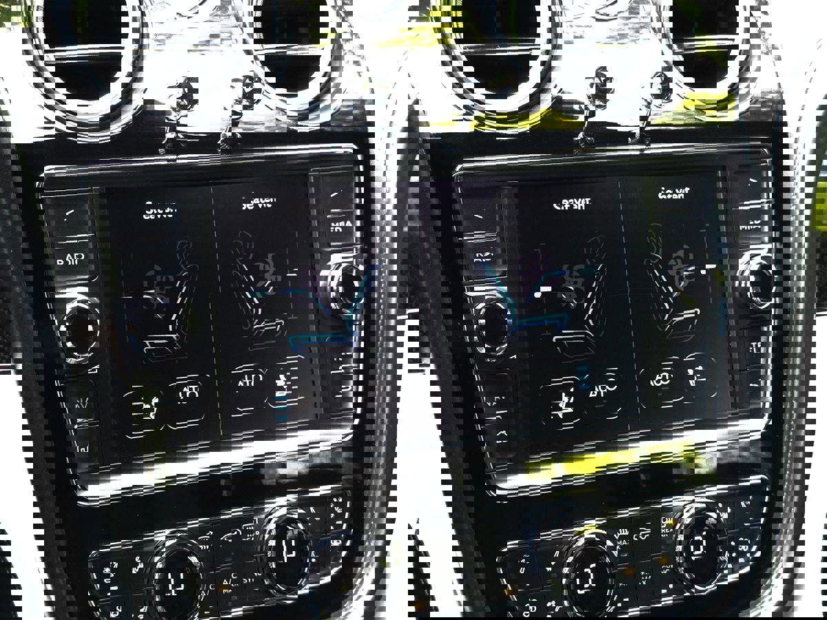 Used 2020 Bentley Bentayga Design Series image 42