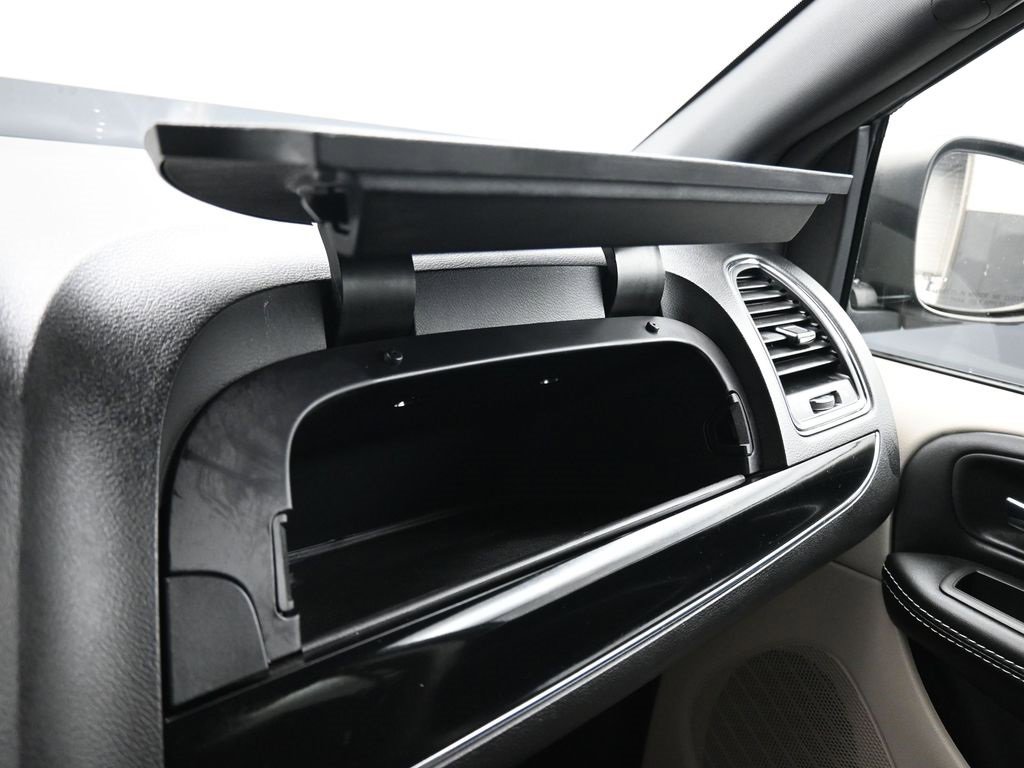 Used 2016 Dodge Grand Caravan SE image 21