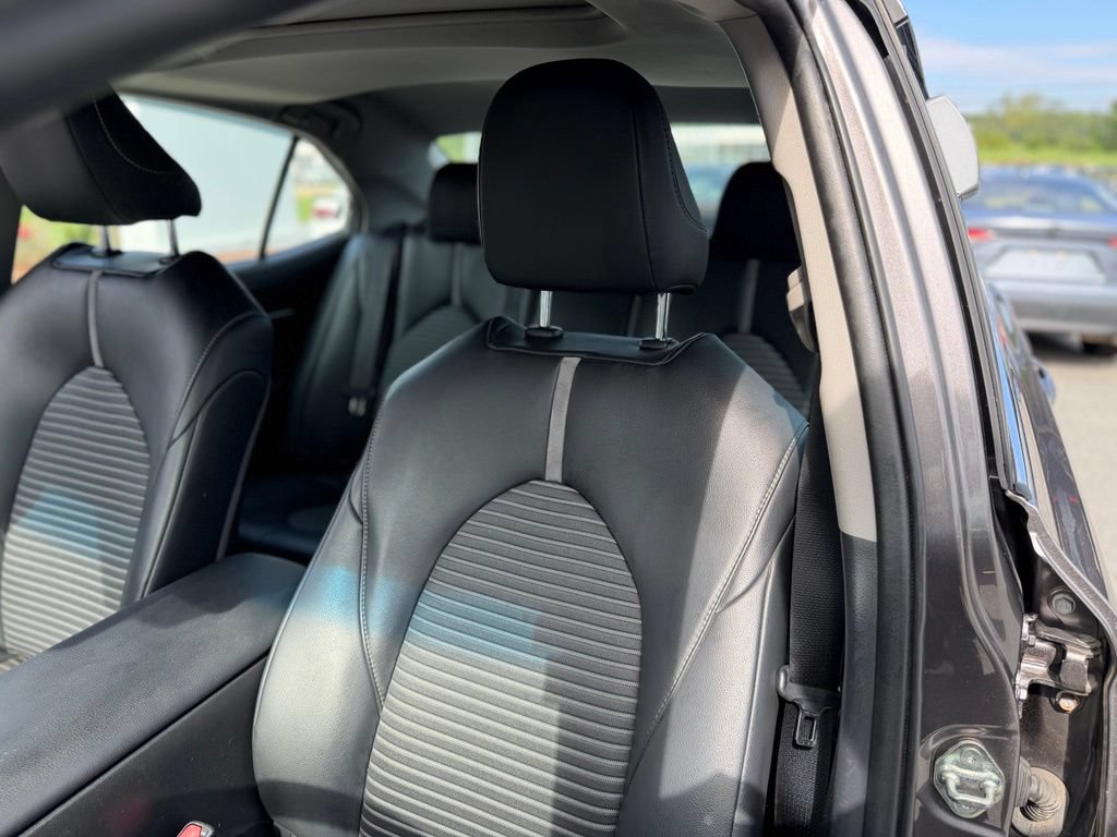 Used 2018 Toyota Camry SE w/ Moonroof Package FWD image 8