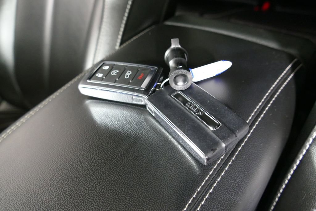 Used 2024 Jeep Grand Cherokee Limited w/ Black Appearance Package image 21