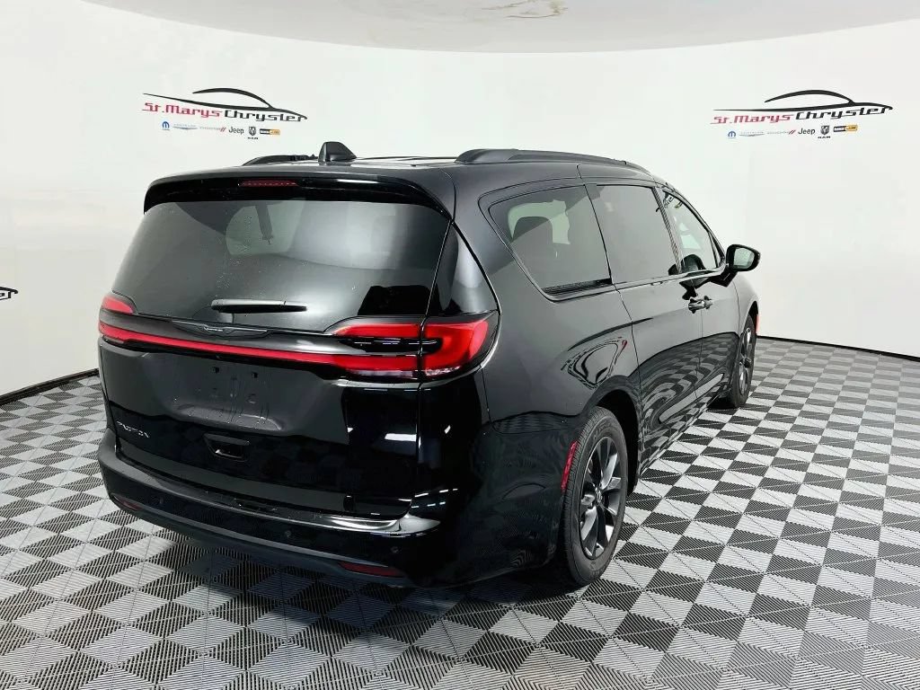 Used 2025 Chrysler Pacifica Select w/ Fav Edition Package FWD image 8