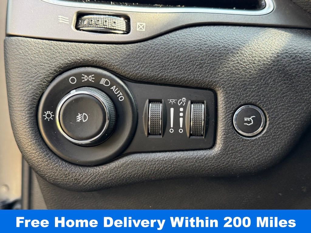 Used 2019 Jeep Cherokee Limited w/ Luxury Group image 28