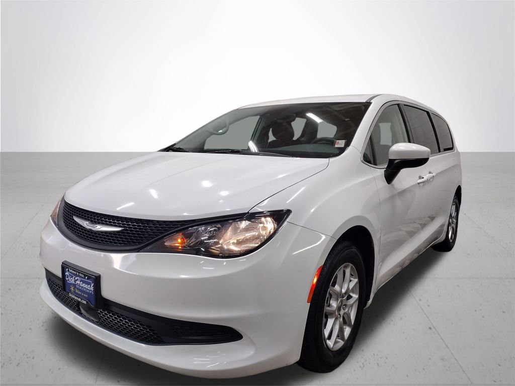 Used 2023 Chrysler Voyager LX image 2