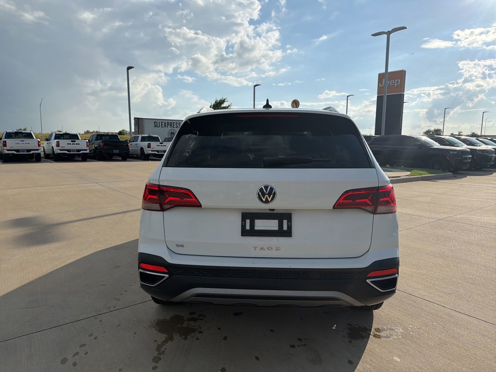 Used 2024 Volkswagen Taos SE FWD image 4