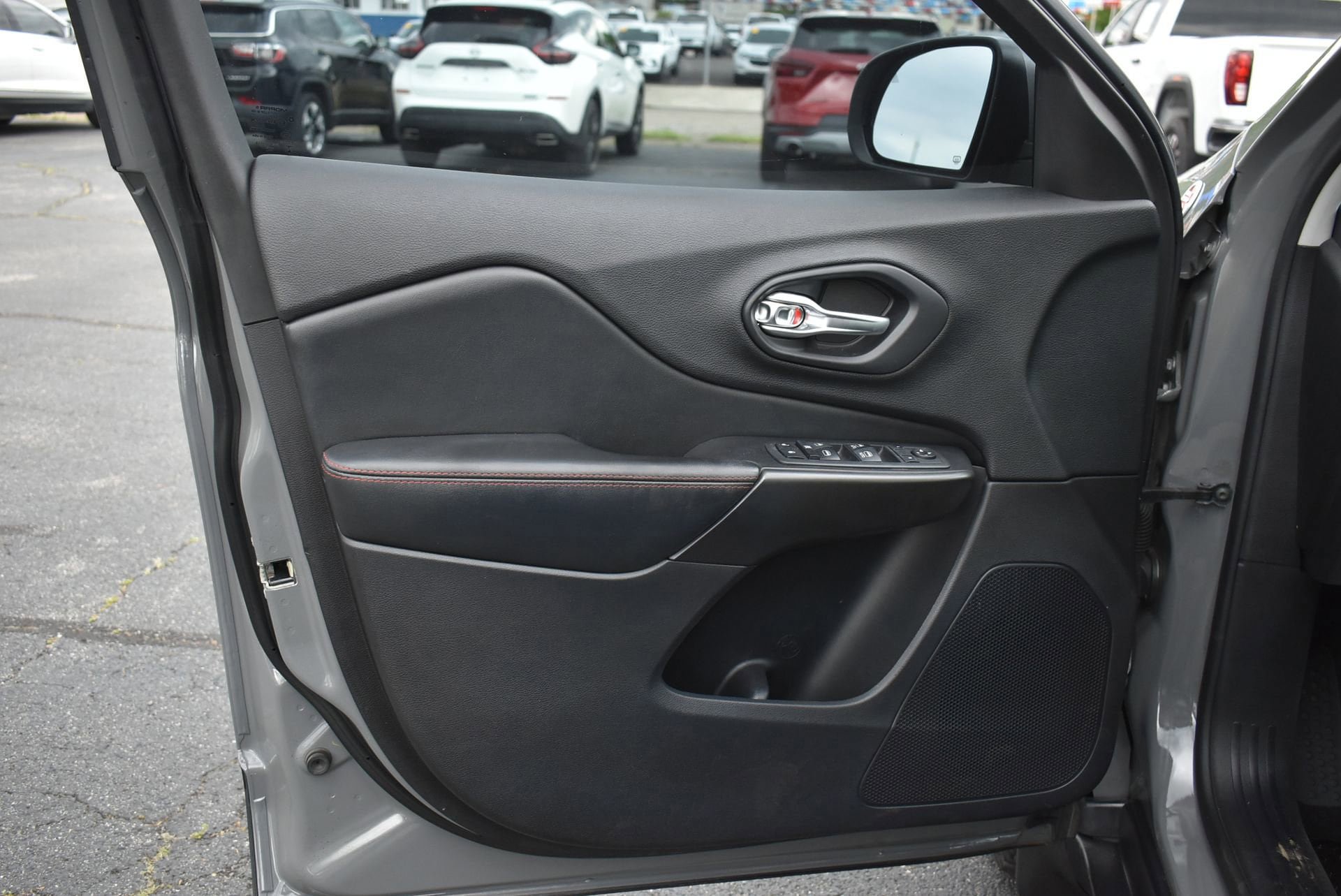 Used 2019 Jeep Cherokee Trailhawk w/ Comfort/Convenience Group AWD/4WD image 12
