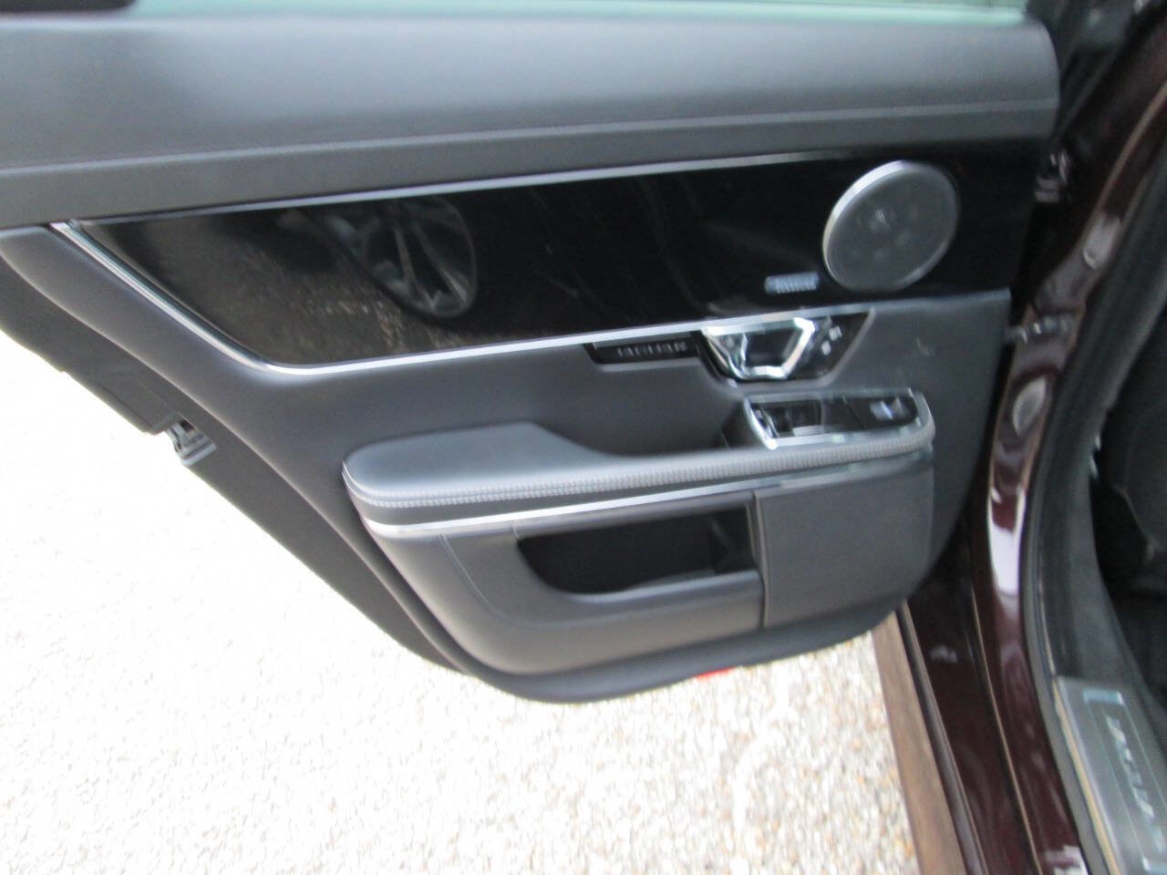 Used 2015 Jaguar XJ image 27