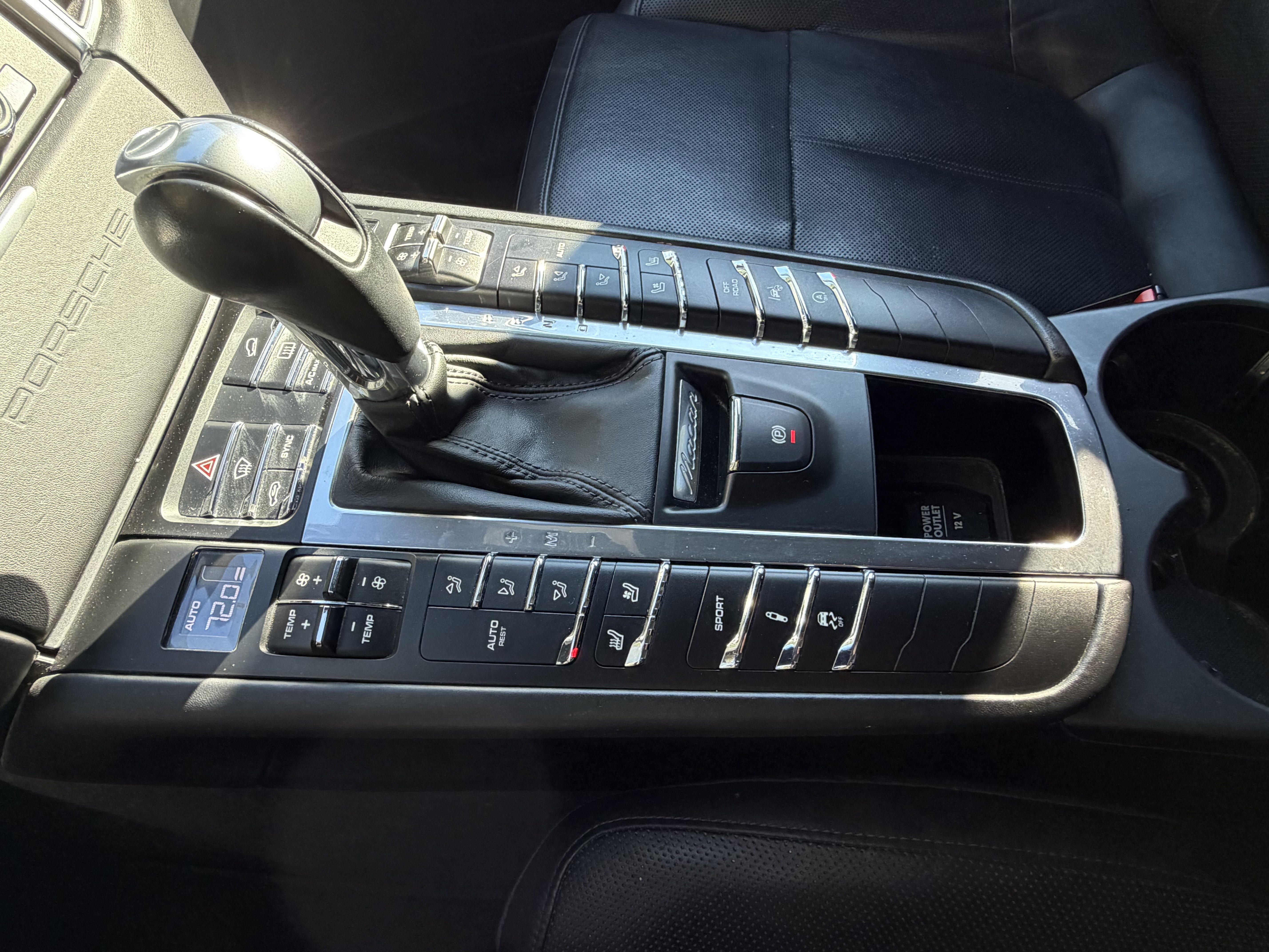 Used 2016 Porsche Macan Turbo AWD/4WD image 27