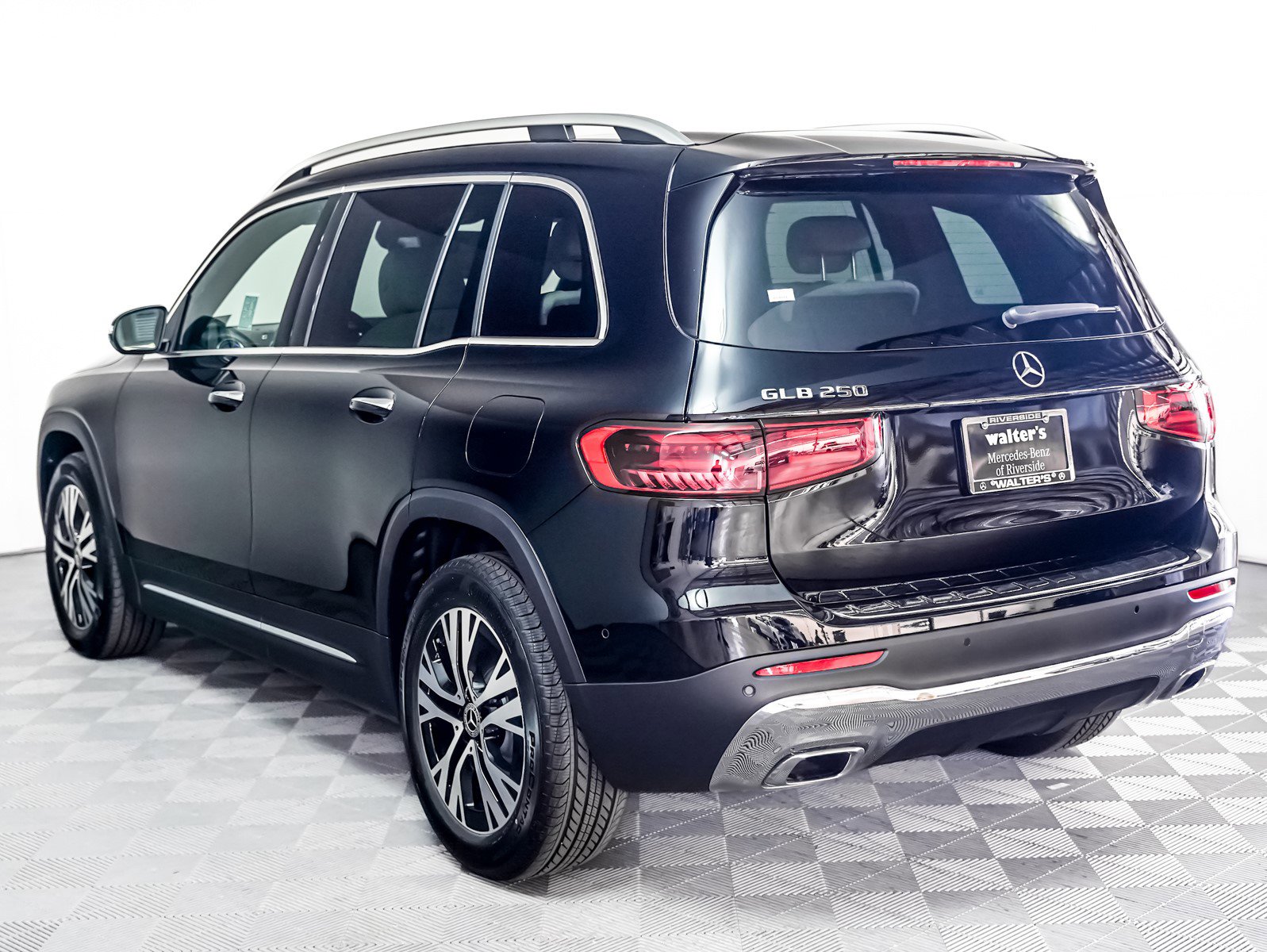 New 2025 Mercedes-Benz GLB 250 image 2