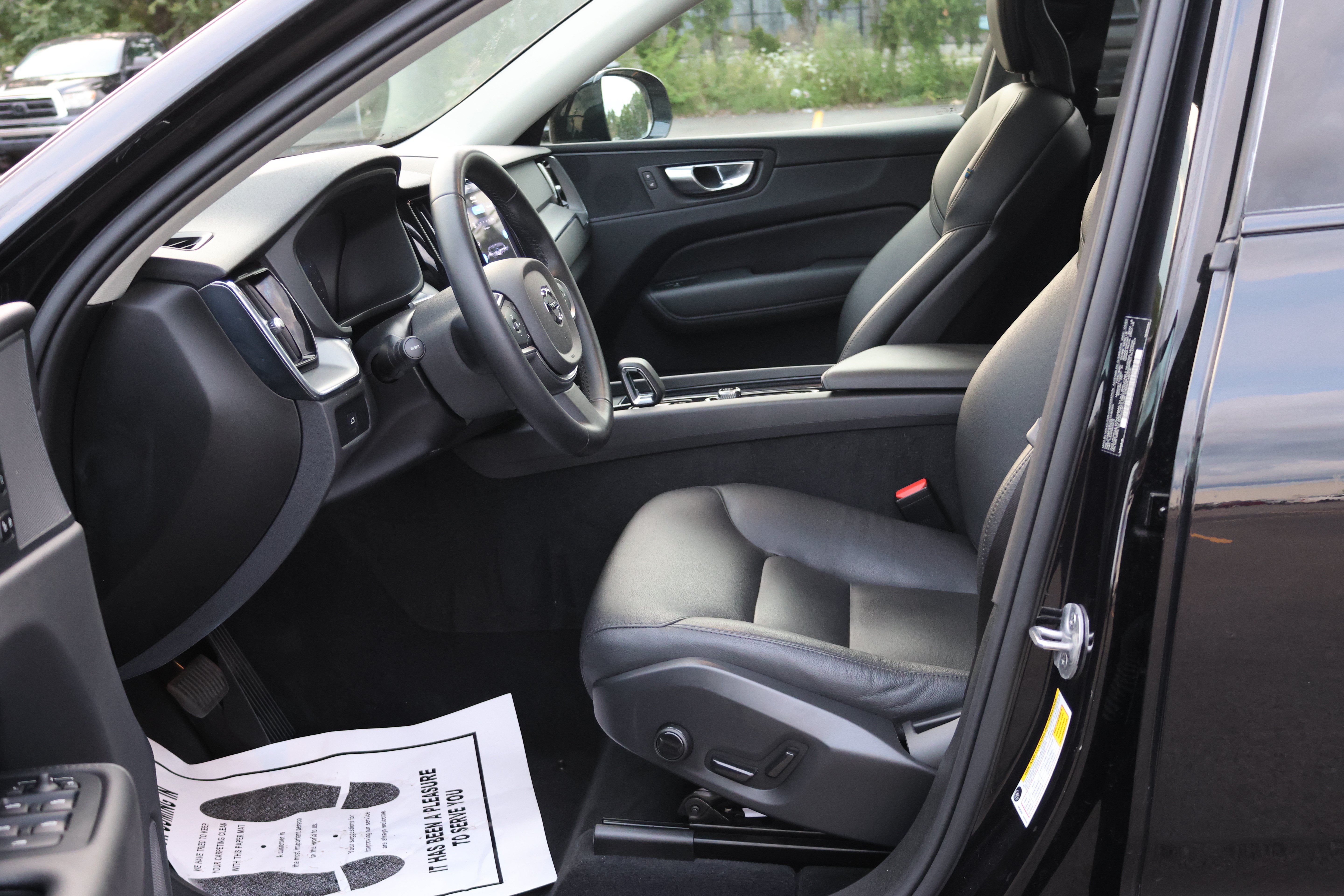 Used 2025 Volvo XC60 B5 Core AWD/4WD image 28
