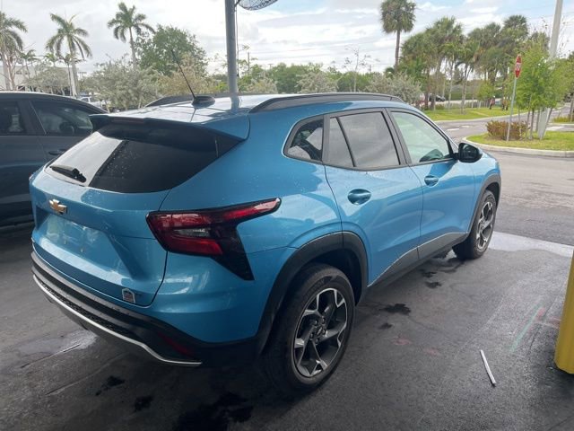 Certified 2025 Chevrolet Trax LT w/ Driver Confidence Package image 3