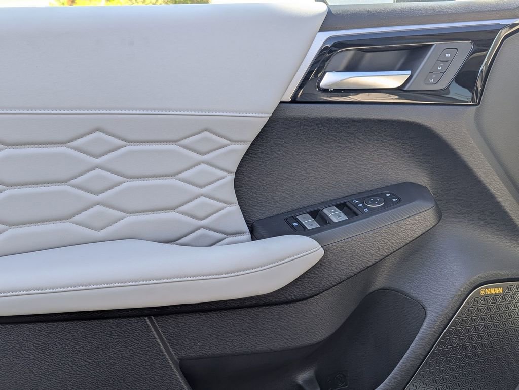 Used 2025 Mitsubishi Outlander AWD image 12