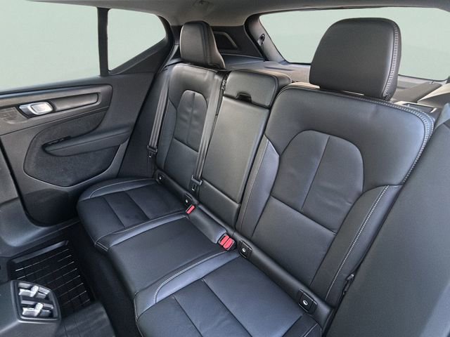 Used 2023 Volvo XC40 B5 Plus image 18