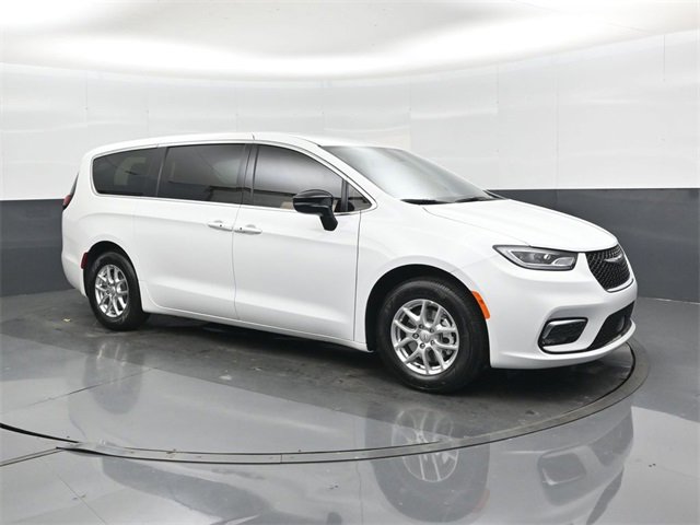 New 2026 Chrysler Pacifica Select