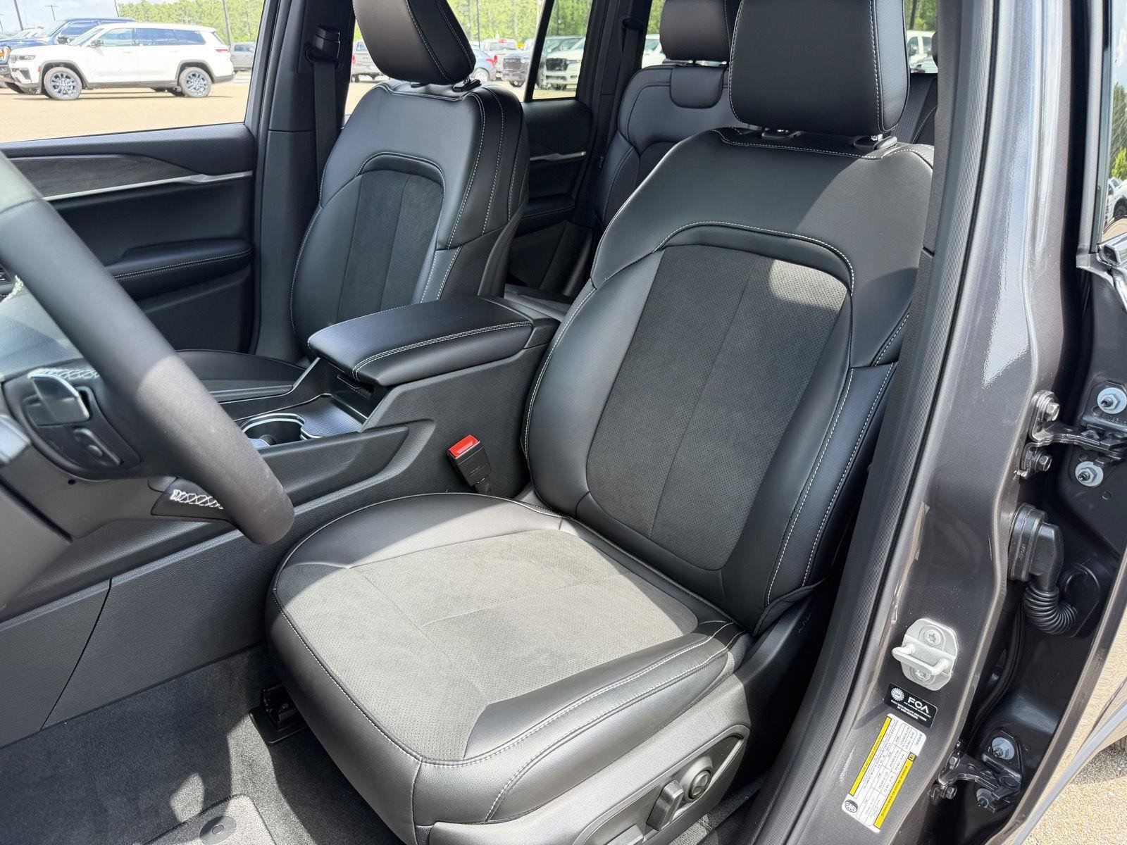 New 2026 Jeep Grand Cherokee Altitude RWD image 18