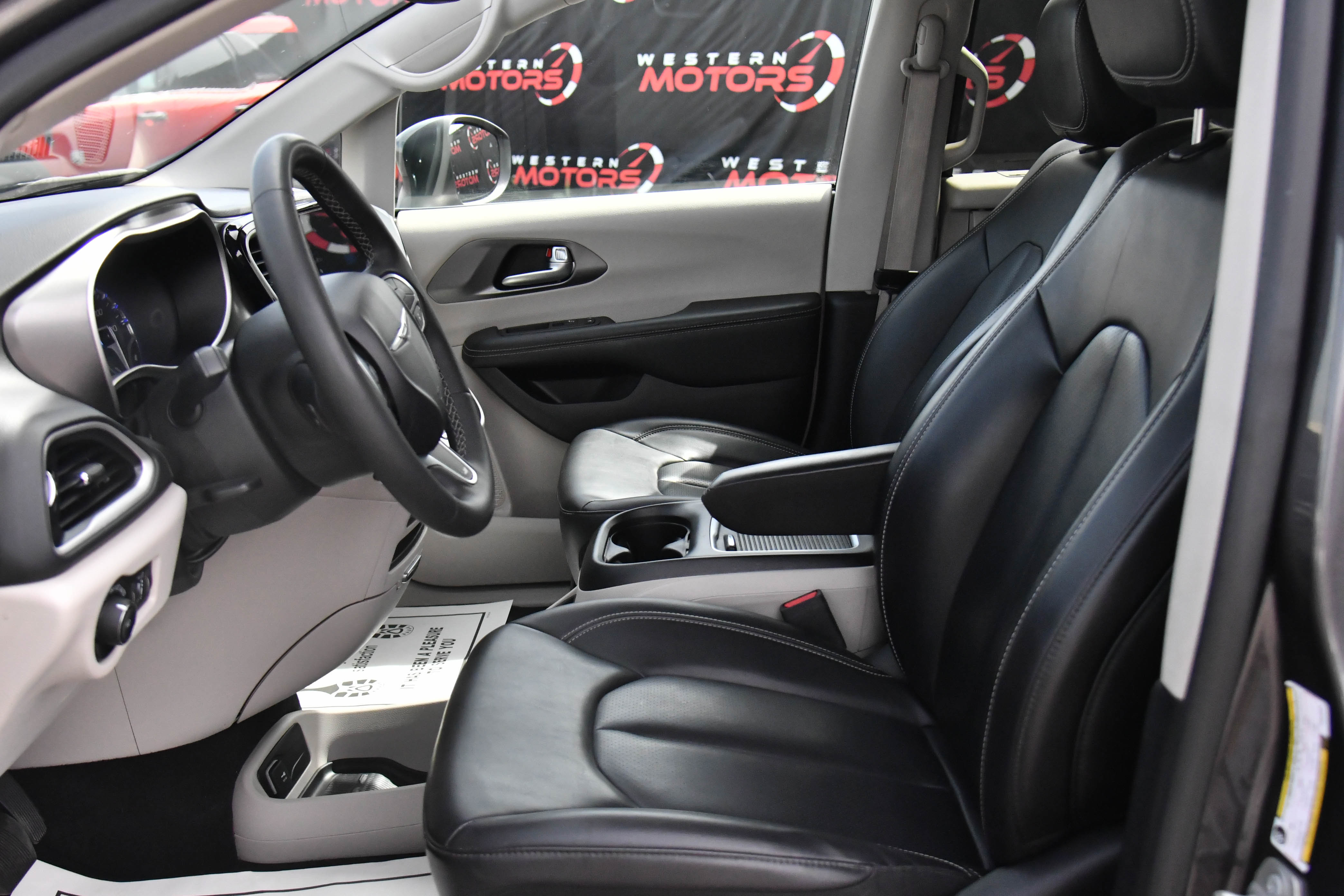 Used 2023 Chrysler Pacifica Touring-L image 18