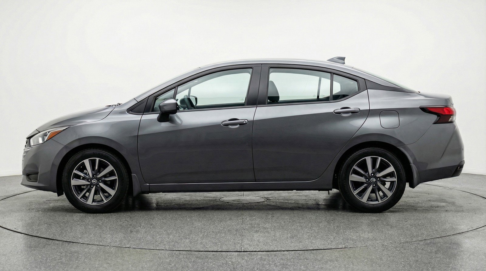 Used 2025 Nissan Versa SV image 5