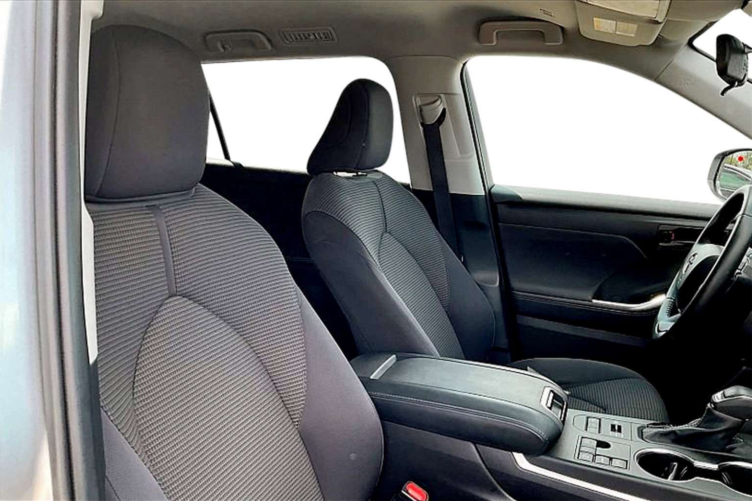 Used 2024 Toyota Highlander LE image 7