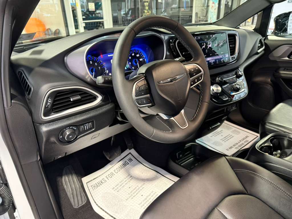 Used 2025 Chrysler Pacifica Select image 29