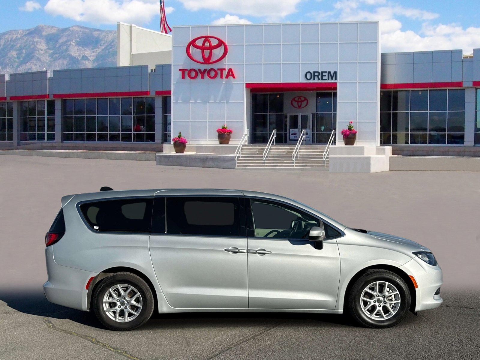 Used 2022 Chrysler Voyager LX image 3