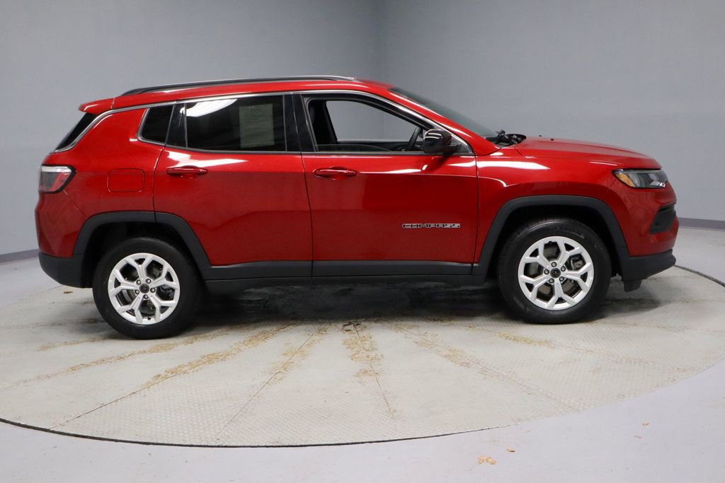 Used 2025 Jeep Compass Latitude AWD/4WD image 11