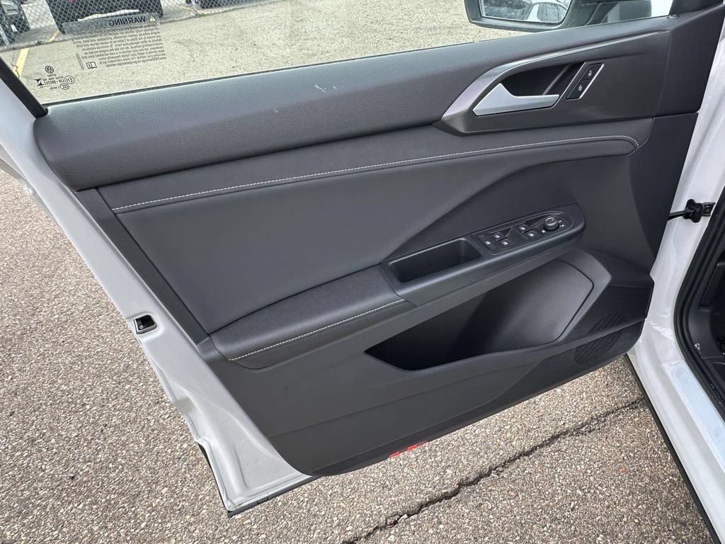 New 2025 Volkswagen Taos SE FWD image 11