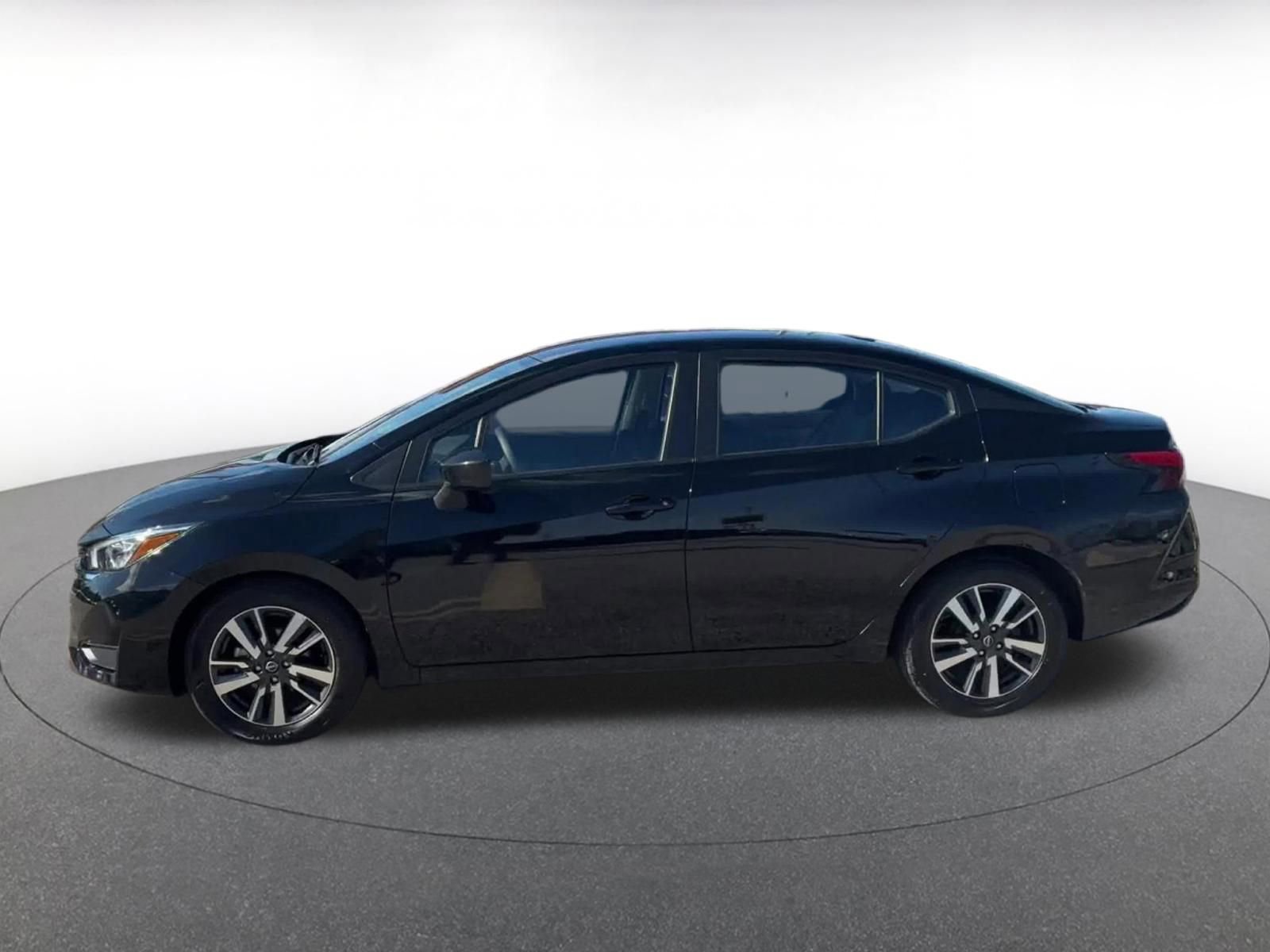 Used 2025 Nissan Versa SV image 9