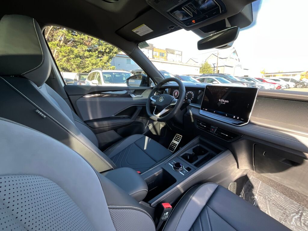 New 2025 Volkswagen Tiguan SE R-Line image 17