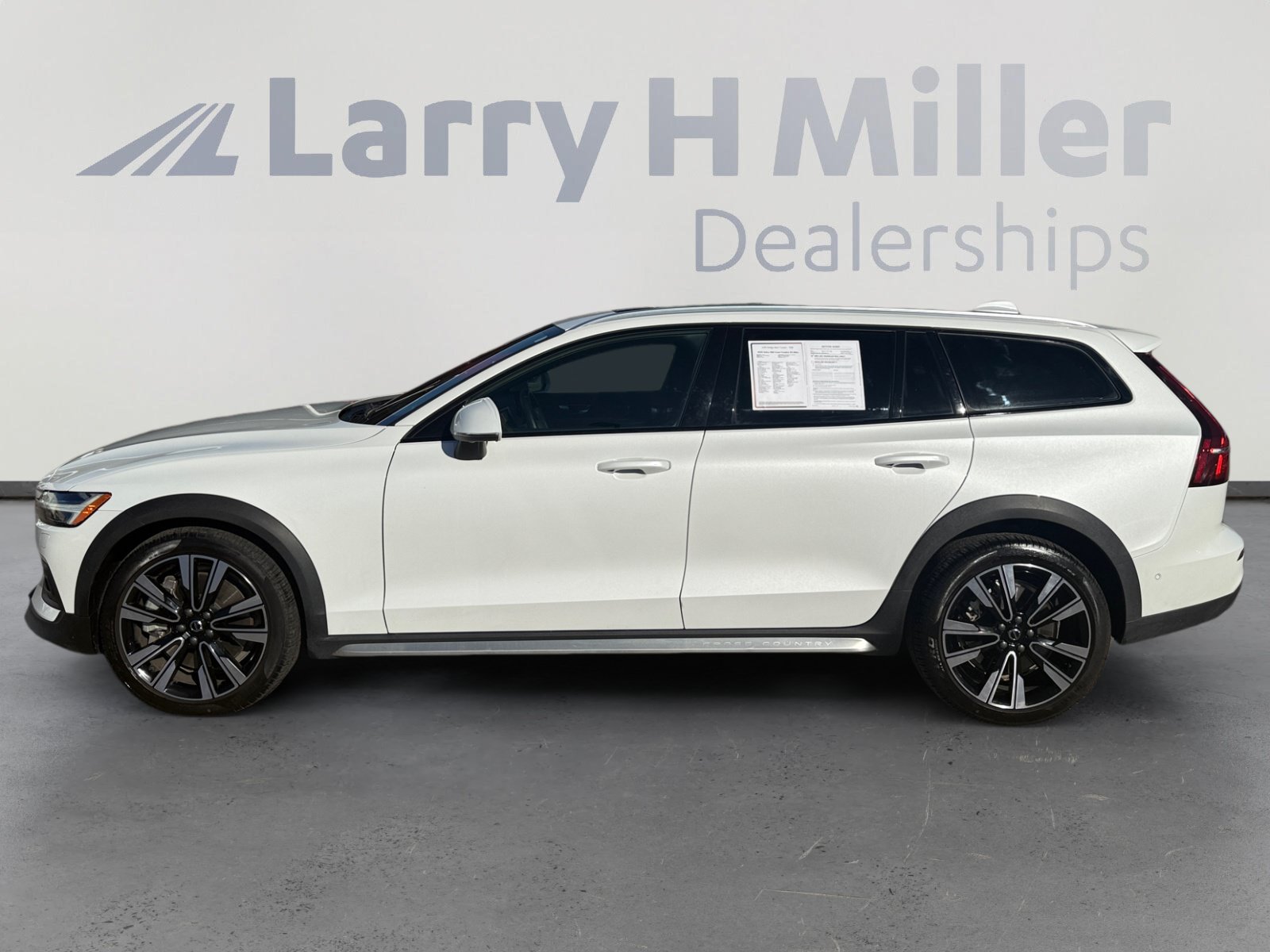 Used 2025 Volvo V60 B5 Cross Country Ultra AWD/4WD image 2