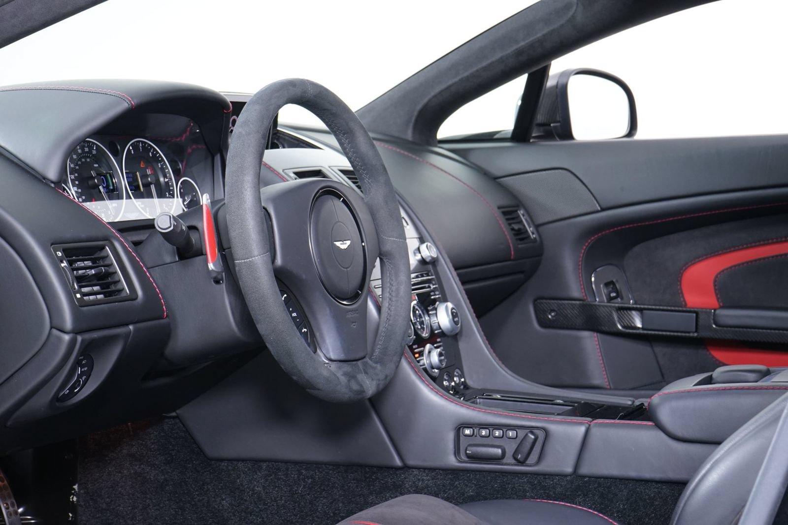 Used 2015 Aston Martin V12 Vantage S RWD image 4