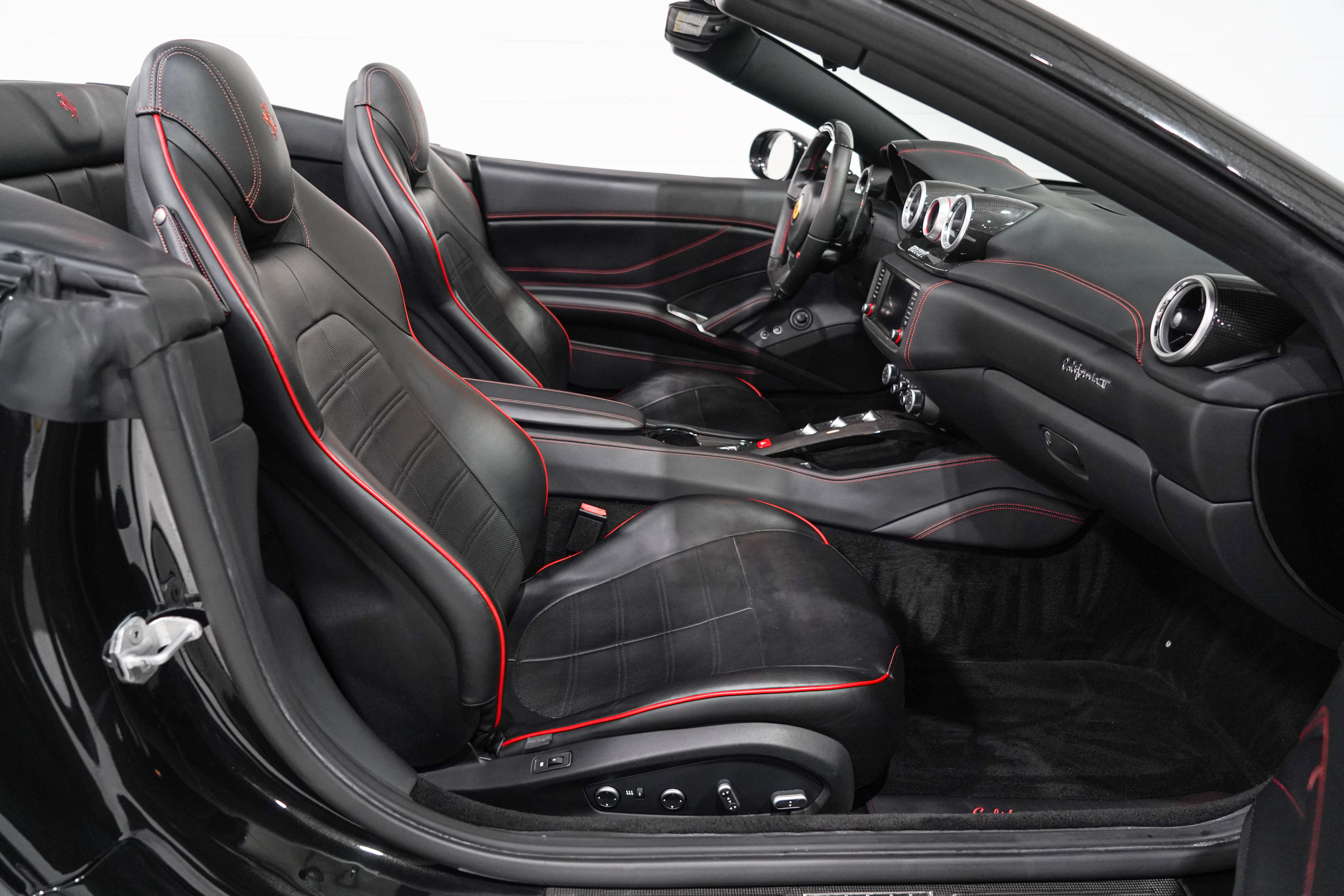 Used 2016 Ferrari California T RWD image 18
